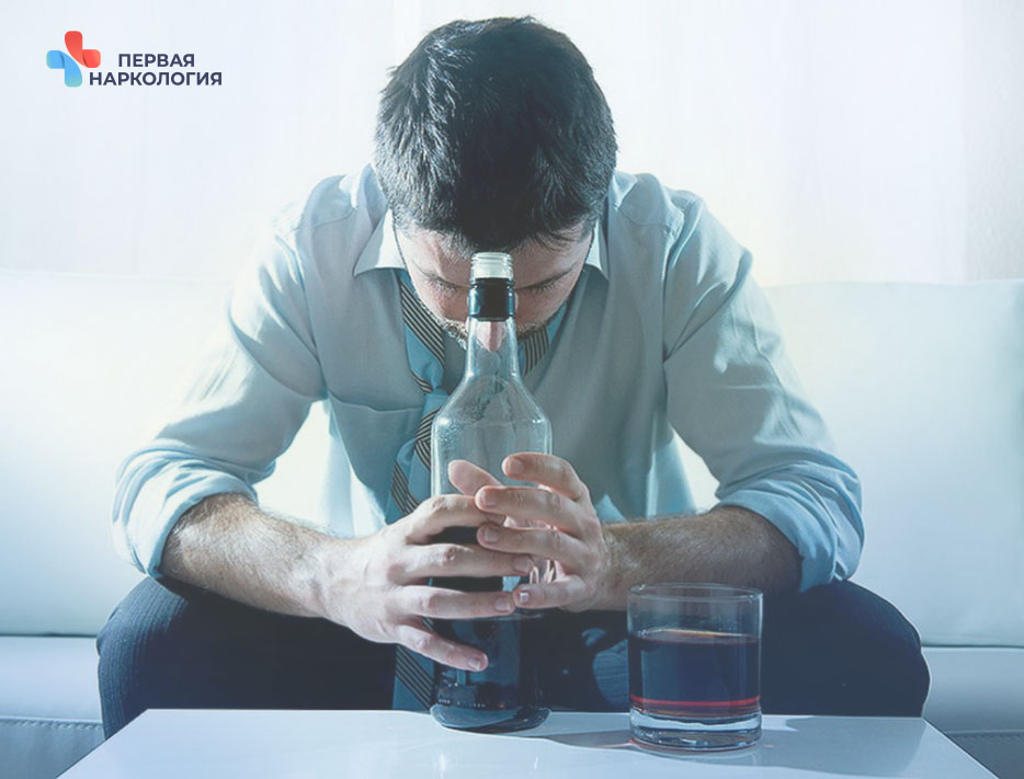 Мужчина склонился над бутылкой